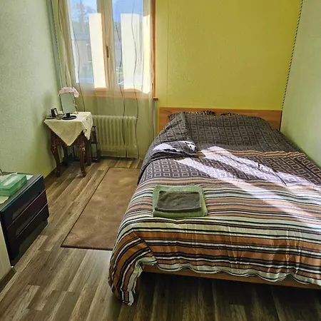 1 Jaune Dans Maison Prive *